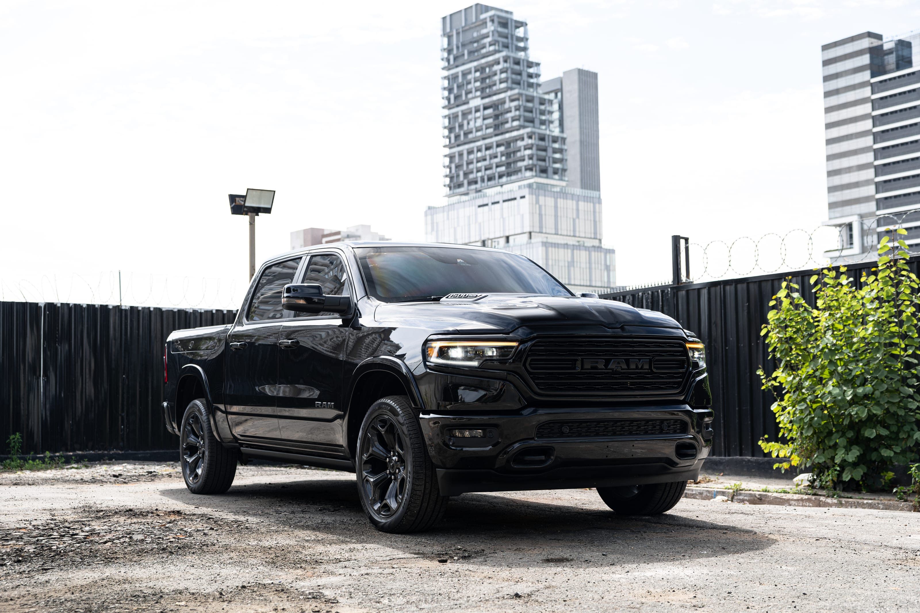 RAM 1500 Laramie da Rodium em ambiente urbano