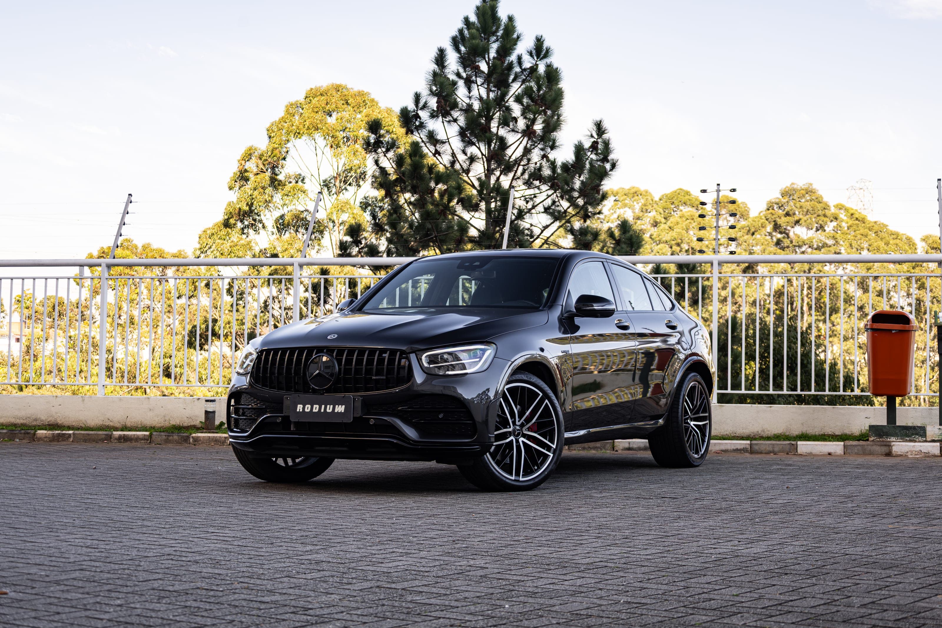 Mercedes-AMG GLC 43 da Rodium sobre uma passarela